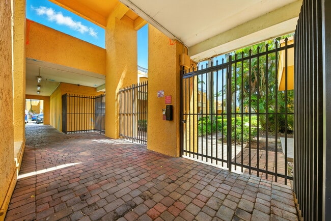 17901 NW 68th Ave, Unit T206 in Hialeah, FL - Foto de edificio - Building Photo