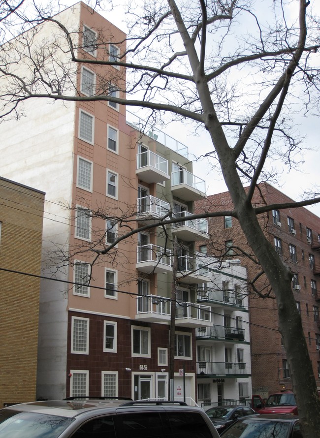 64-56 Booth St in Flushing, NY - Foto de edificio - Building Photo