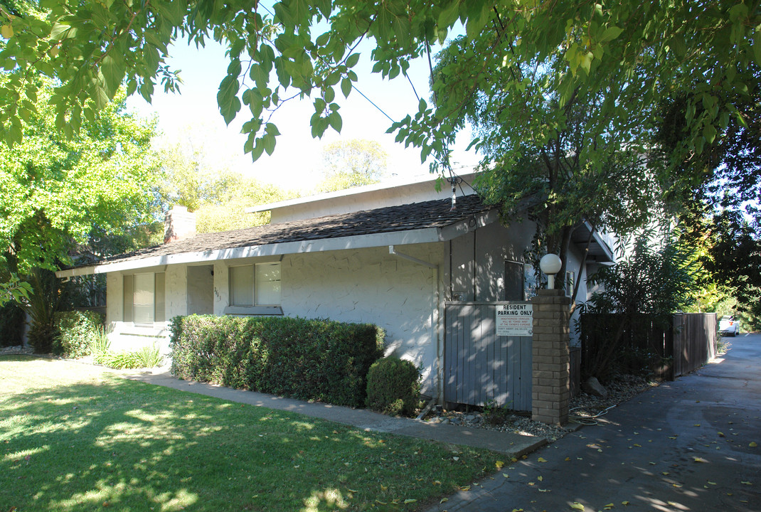 2663 Matheson Way in Sacramento, CA - Foto de edificio