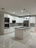 1305 Lucaya Dr in Riviera Beach, FL - Building Photo