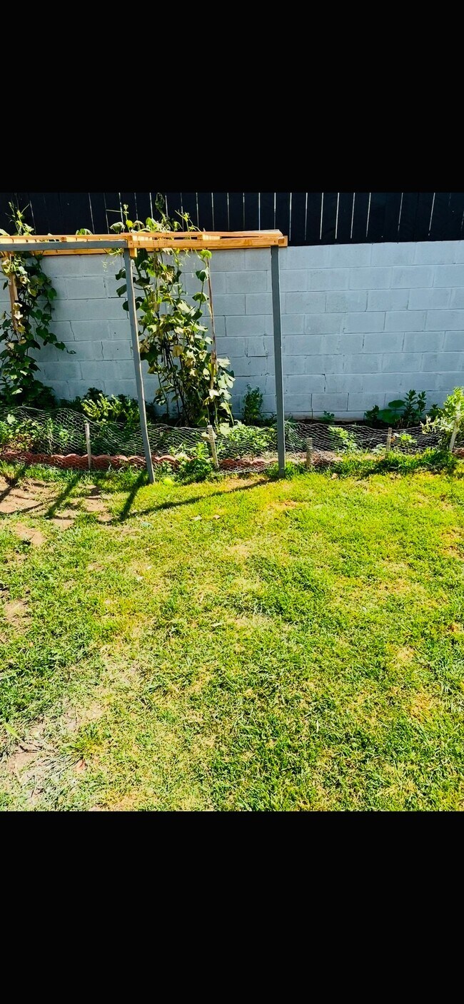 921 N 5th Ave in Upland, CA - Building Photo - Building Photo