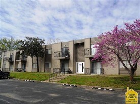 900 E Ohio St Apartamentos