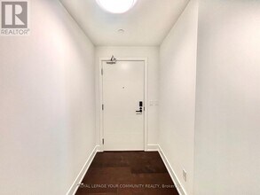8-308 Manor Rd W in Toronto, ON - Building Photo - Building Photo