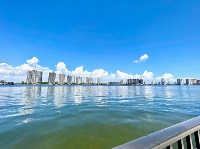 17600 N Bay Rd, Unit #N305 in Sunny Isles Beach, FL - Building Photo - Building Photo