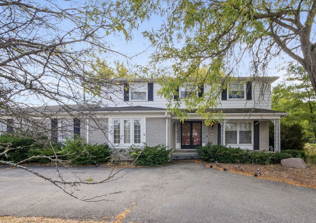 4015 Pinehurst Dr in West Bloomfield, MI - Foto de edificio