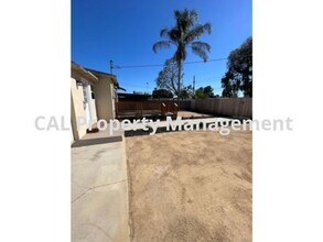 2125 N Screenland Dr in Burbank, CA - Foto de edificio - Building Photo