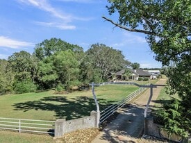 2370 Big Woods Rd in Longview, TX - Building Photo