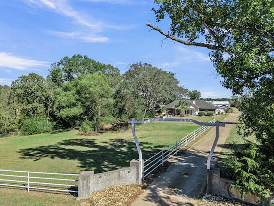 2370 Big Woods Rd in Longview, TX - Building Photo