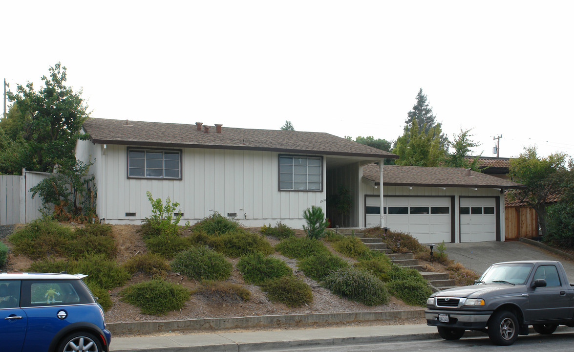 10178 Alpine Dr in Cupertino, CA - Building Photo