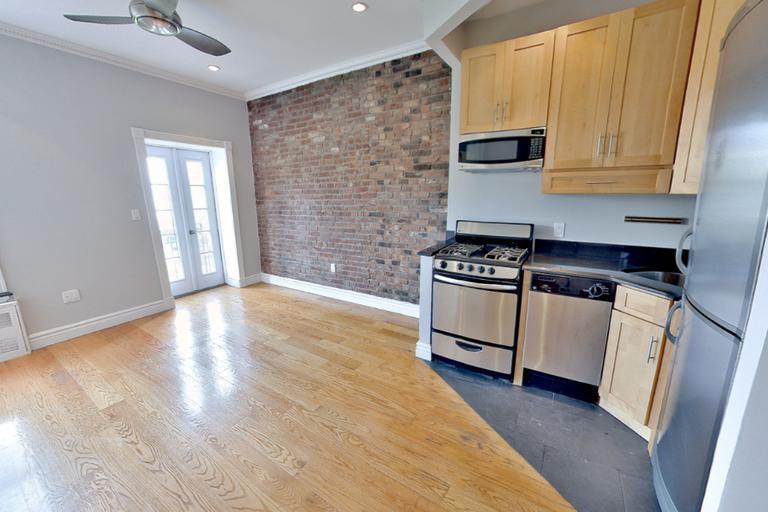 424 E 9th St in New York, NY - Building Photo