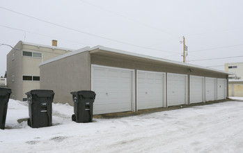 4012 Glenpark Cres SW in Calgary, AB - Building Photo - Building Photo