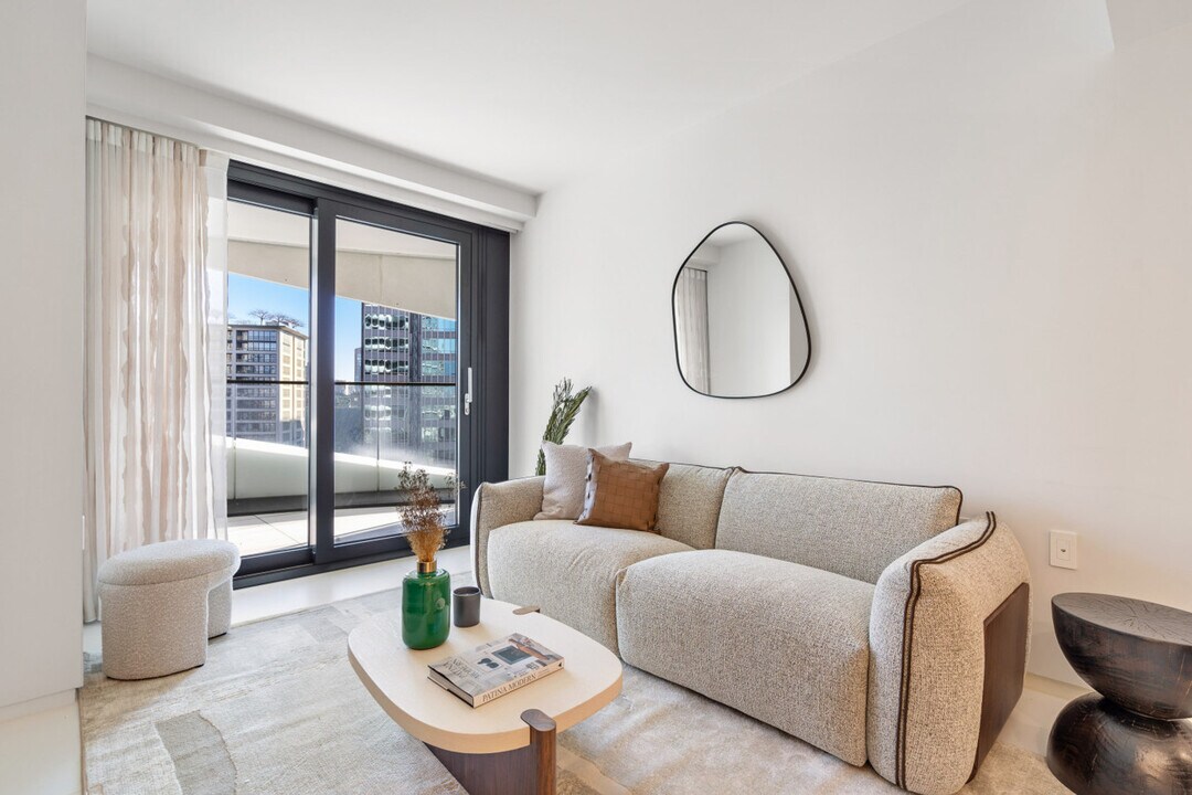 1033 Nelson St in Vancouver, BC - Building Photo