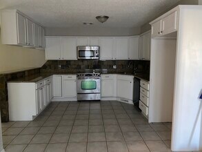 8625 Lakeaire Dr in Oklahoma City, OK - Building Photo - Building Photo
