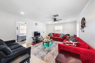 8041 Howard Dr in Houston, TX - Foto de edificio - Building Photo