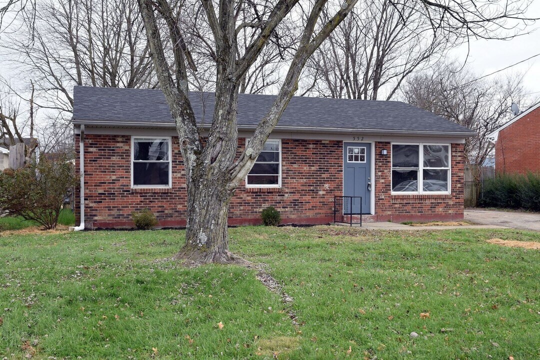 552 Blossom Rd in Louisville, KY - Building Photo