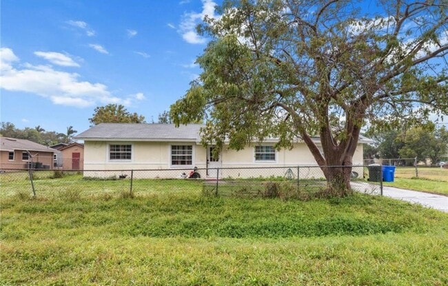 6135 Markland Ave in Ft. Myers, FL - Building Photo - Building Photo