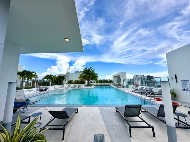 527 SW 5th Ave, Unit C1 in Miami, FL - Building Photo - Building Photo