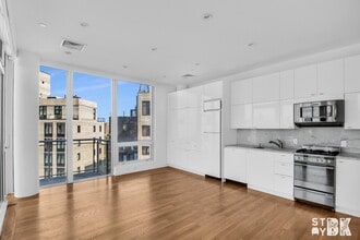 525 Clinton Ave in Brooklyn, NY - Building Photo - Building Photo
