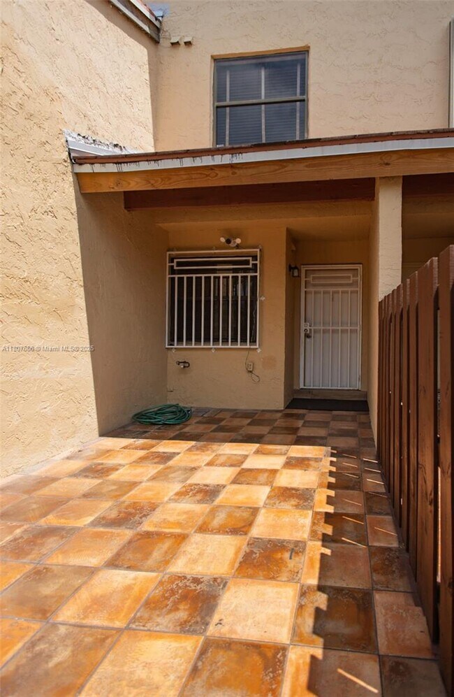 281 W Park Dr in Miami, FL - Building Photo - Building Photo