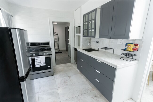 property at 1629 Bonnie Brae St