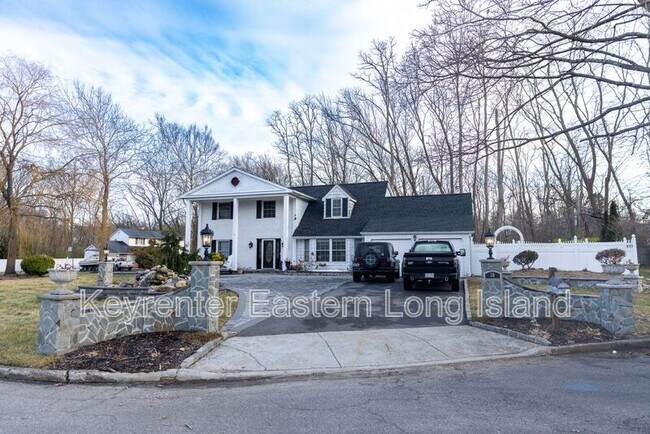 30 Dumond Pl in Coram, NY - Building Photo - Building Photo