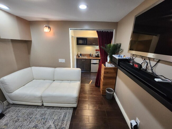 3852 Mount Vernon Dr, Unit 2 photo'