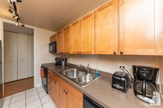 655 Irving in Chicago, IL - Building Photo - Building Photo