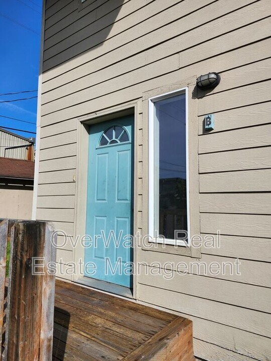 705 Pearl Dr in Anchorage, AK - Building Photo