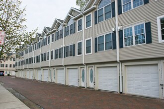 Fieldstone Crossing in Waltham, MA - Building Photo - Building Photo
