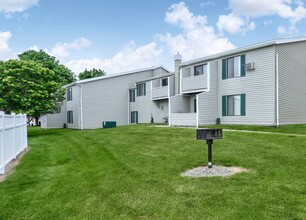 Woodgate Place in Spencerport, NY - Foto de edificio - Building Photo