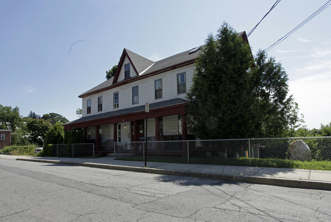 121 Blossom St in Fitchburg, MA - Foto de edificio - Building Photo