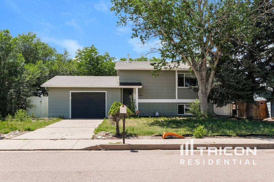 6650 Brook Forest Dr in Colorado Springs, CO - Foto de edificio