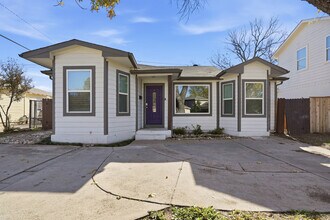 2933 S Hills Ave in Fort Worth, TX - Building Photo - Building Photo