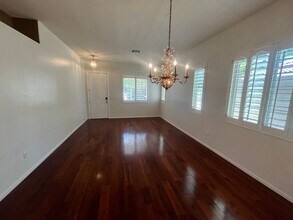 1825 Spring Summit Ln in Las Vegas, NV - Building Photo - Building Photo