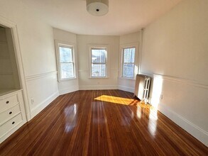 11 E Milton Rd, Unit 2 in Brookline, MA - Building Photo - Building Photo