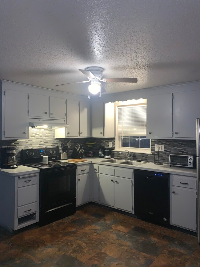 23 Lownds Dr, Unit # 23 in Windsor Locks, CT - Foto de edificio - Building Photo