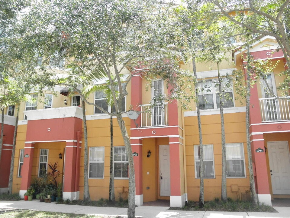 1905 Shoma Dr in Royal Palm Beach, FL - Foto de edificio