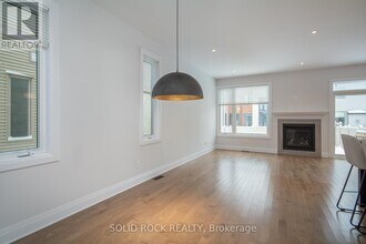 218 Lift Ln in Ottawa, ON - Building Photo - Building Photo
