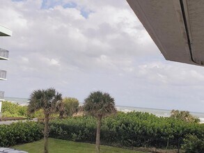 3740 Ocean Beach Blvd, Unit 201 in Cocoa Beach, FL - Foto de edificio - Building Photo
