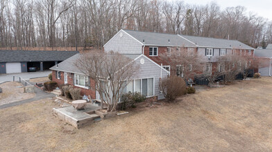 86 Old Farms Ln in New Milford, CT - Building Photo - Building Photo