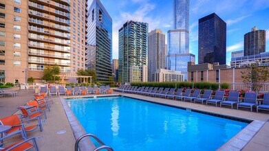 16 W Grand Ave in Chicago, IL - Building Photo - Building Photo