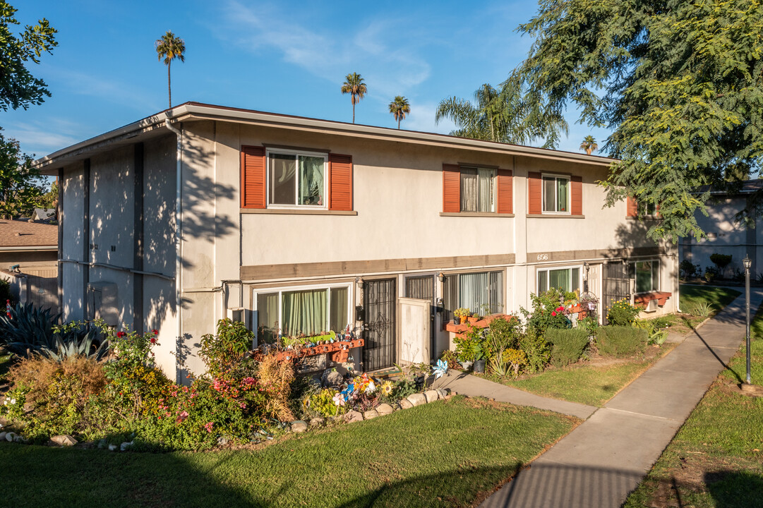 636 W Main St in Tustin, CA - Foto de edificio