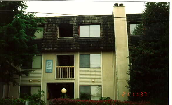 Holly Tree Apartments in Burien, WA - Building Photo