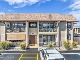 330 Shore Dr in Highlands, NJ - Building Photo