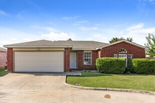 902 Beaufort Ct in Arlington, TX - Building Photo