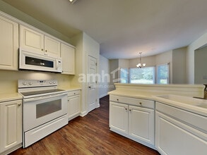 2402 Clovelly Ct in Greensboro, NC - Building Photo - Building Photo