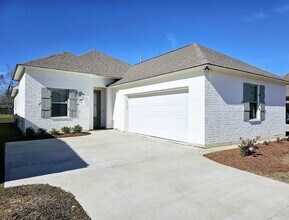 30195 Sanctuary Blvd in Denham Springs, LA - Foto de edificio - Building Photo