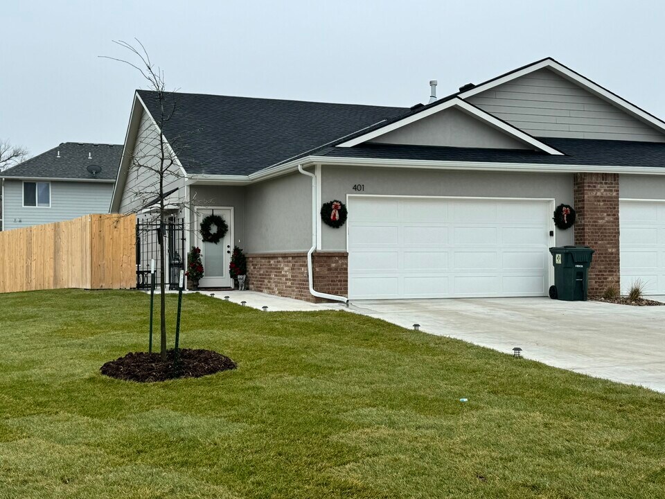 401 W May St in Andover, KS - Building Photo