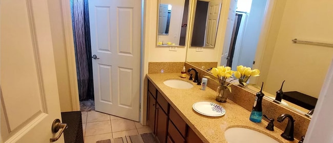 11761 Terra Vista Way in Sylmar, CA - Foto de edificio - Building Photo