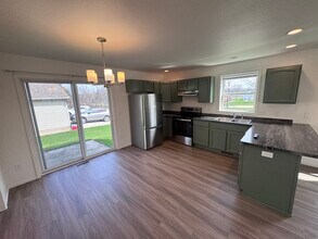 629 E Pine St in New London, WI - Building Photo - Building Photo